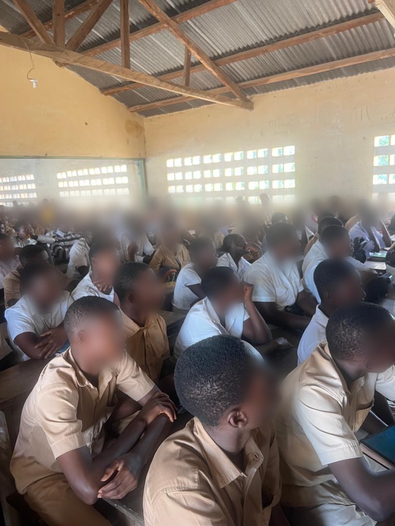 Élèves attentifs dans une salle de classe